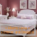 Liliac interior dormitor cu mobilier alb