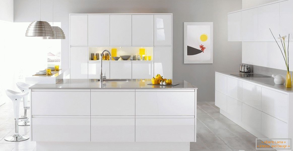 Interior de bucătărie cu mobilier alb