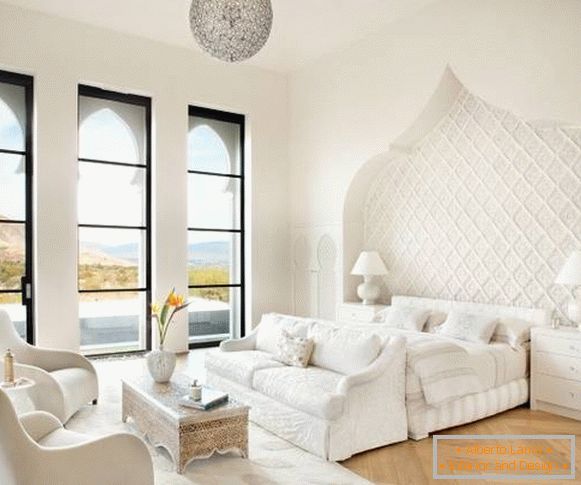 Interiorul unui dormitor alb în stil marocan