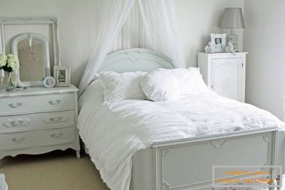 Dormitor romantic cu pat alb și decor