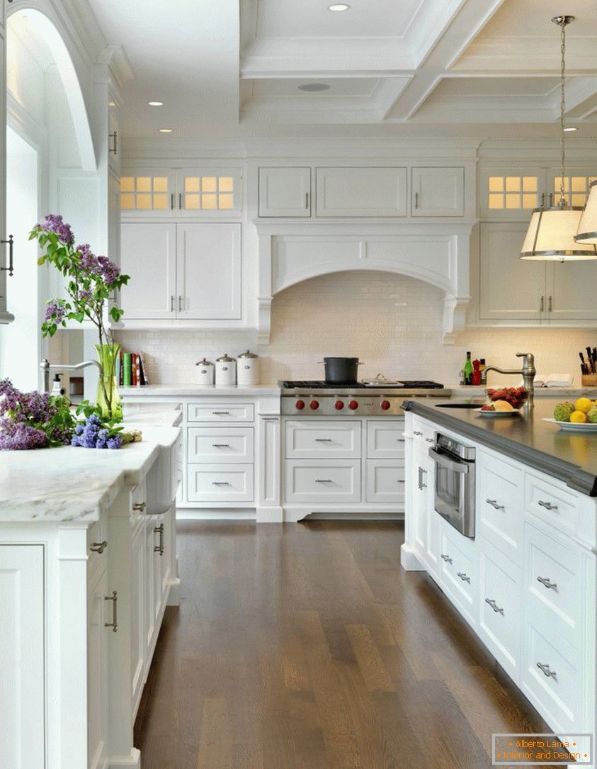 Un exemplu excelent de bucătărie în culori albe în stilul Provence