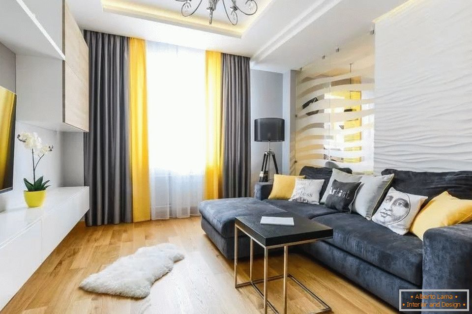 Perdele negre și galbene și o canapea într-o cameră albă