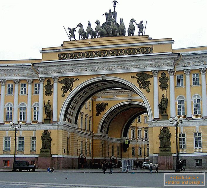Grandioasele creații arhitecturale, în stilul Imperiului Rus, sunt conservate cu respect în fiecare an.