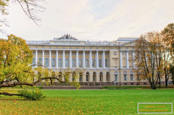 Luxurious Palatul Mikhailovsky în stil Empire din Sankt Petersburg.