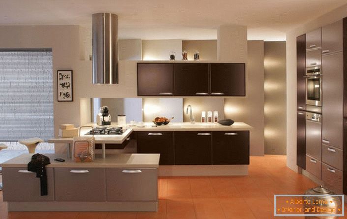 Bucătărie în stil high-tech cu iluminare bună.