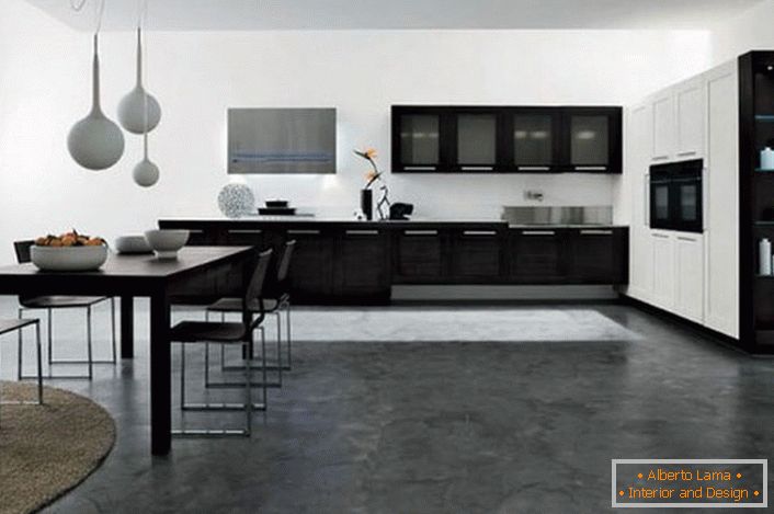 Bucătărie mare cu elemente de futurism. Fereastră în peretele minimalismului de stil clasic. Un candelabru de design deosebit.