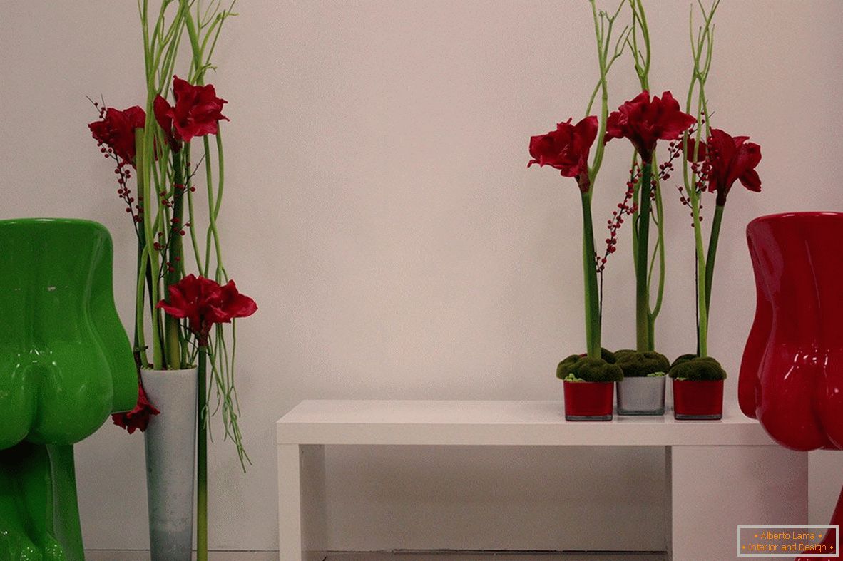 Flori artificiale în interiorul camerei
