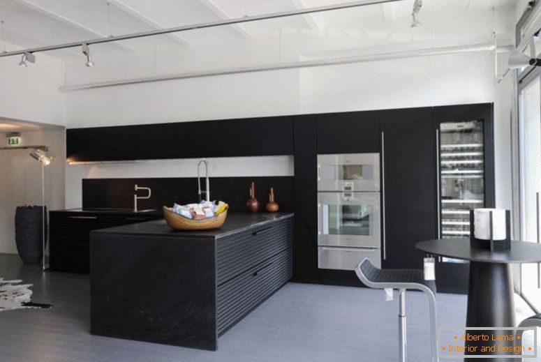 de culoare neagră-din-lemn-bucătărie-cabinet-negru-colorate-lemn-bucătărie-insulă-negru-pătat-lemn-vitrină-vitrină gri-gri-pătrat-podea din lemn aluminiu-cadru glisante