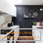 Mobilier alb și pereți negri în bucătărie