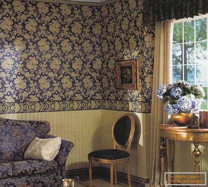 Albastru închis în camera de zi barocă. Modelul de pe tapet ecoua ornamentul de pe tapițeria canapelei.
