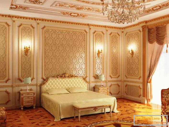 Modelele de aur se încadrează perfect în compoziția generală a stilului baroc. Un dormitor elegant pentru un cuplu.