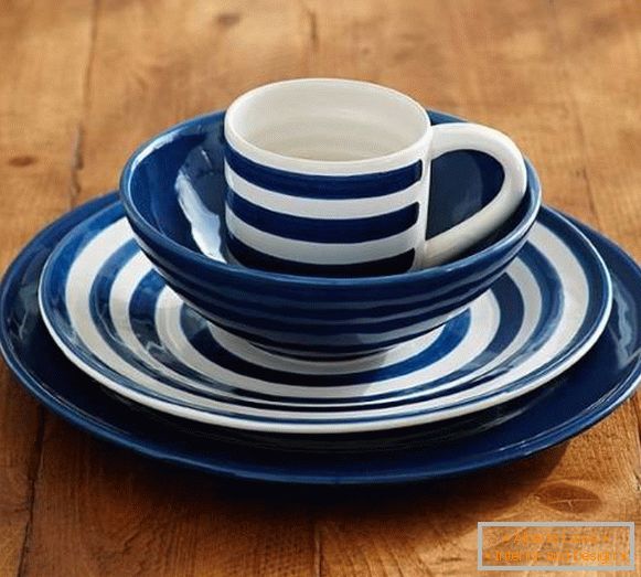 Feluri de mâncare albastră din hambarul de ceramică
