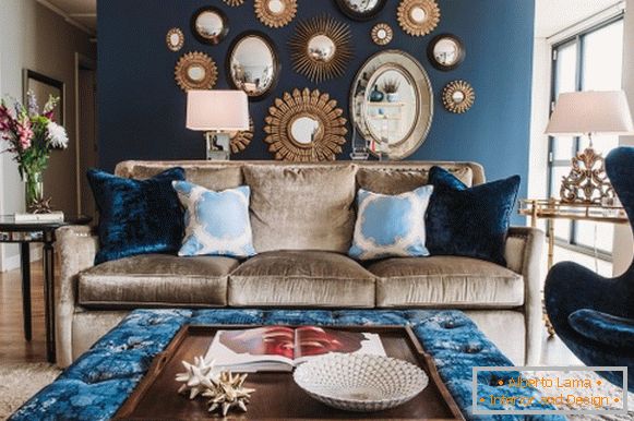 Albastru de perete și mobilier tapițat în camera de zi