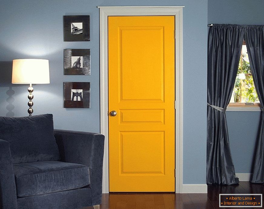 Ziduri albastre și ușă galbenă
