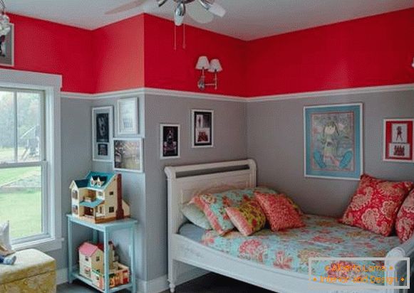 Combinația de culori roșii și albastre în interiorul camerei pentru copii