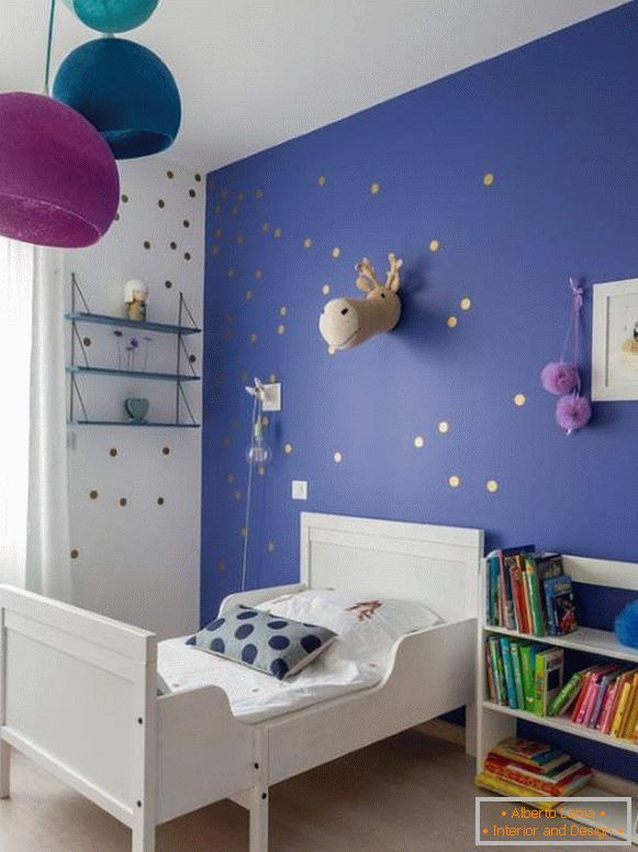 Culoarea albastră a pereților din camera de copii cu decor de liliac