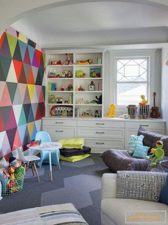 Designul colorat al camerei pentru copii în culori luminoase