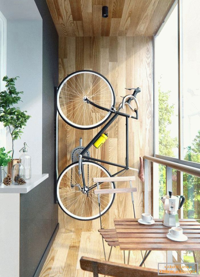 Bicicleta pe balcon