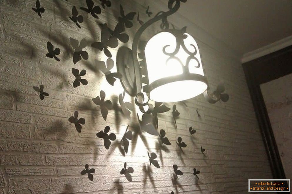 Fluturi pe perete cu o lampă