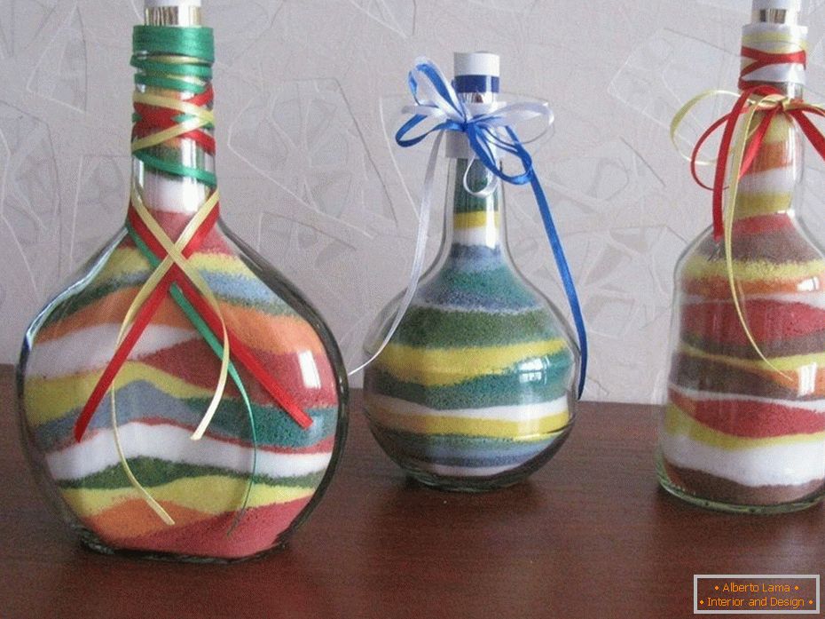 Sticle de diferite forme cu sare colorata