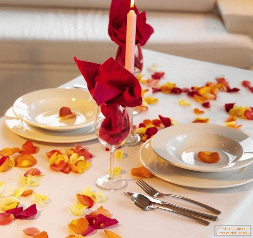 Decorarea simplă a mesei cu petale de trandafir