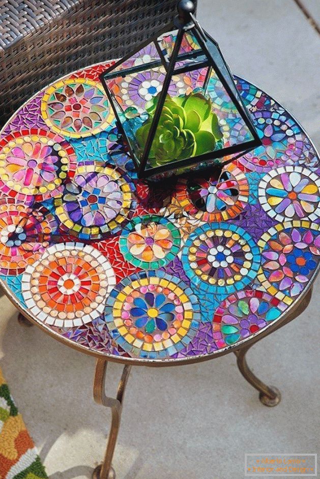 Decor masă cu sticlă colorată
