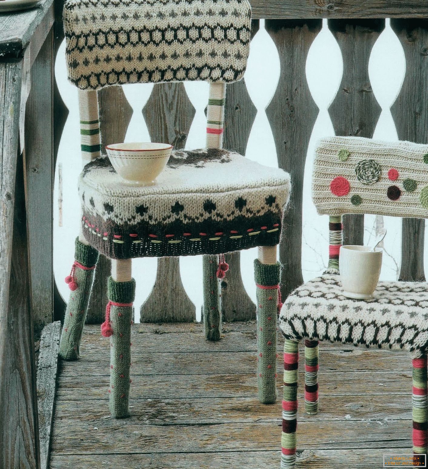 Scaun cu capac tricotat pe scaun, spătarul și picioarele