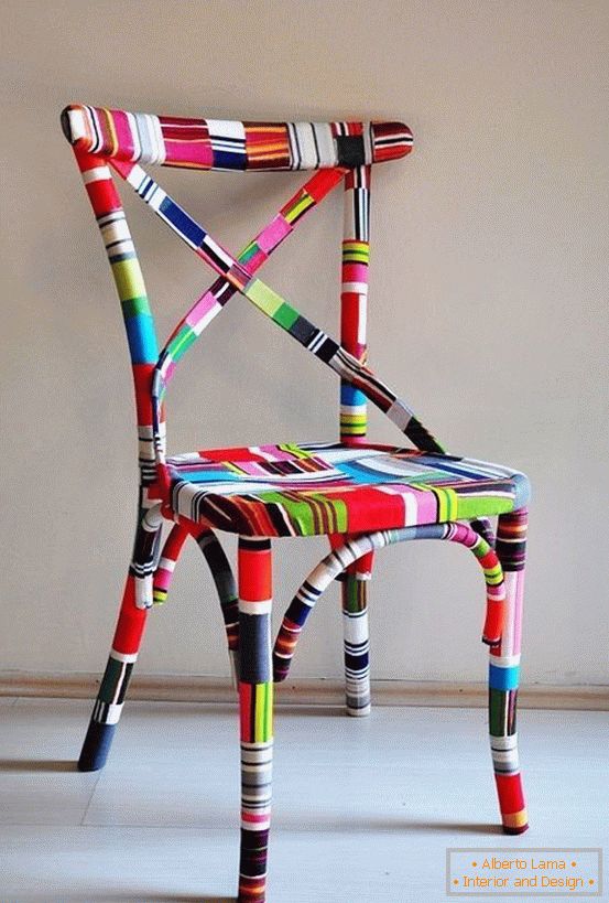 Lipirea unui scaun cu autocolante colorate