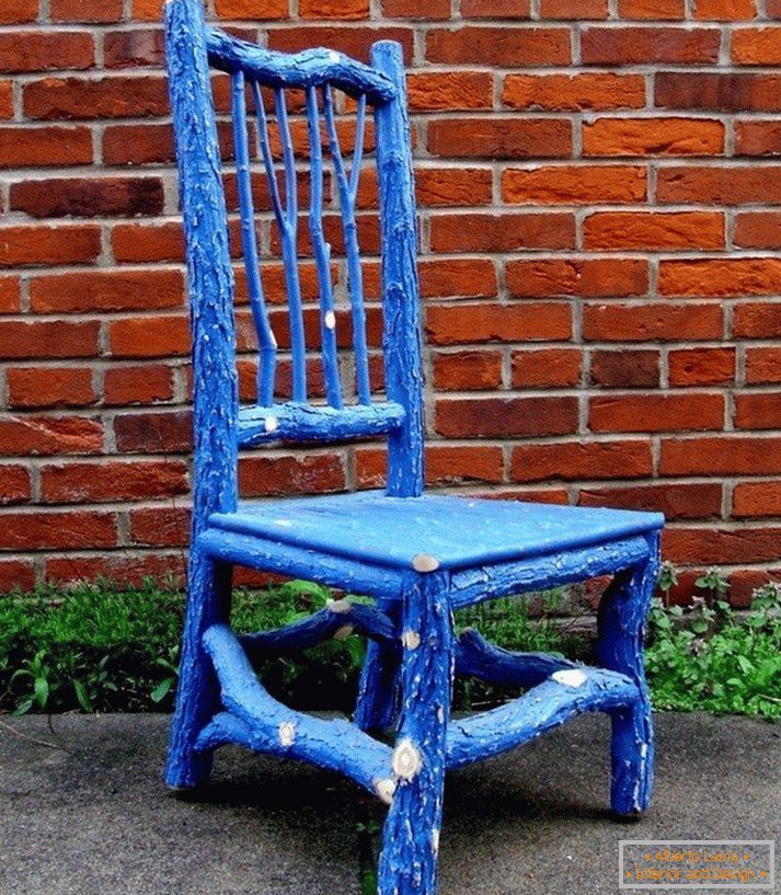 Decorarea unui scaun vechi cu ramuri