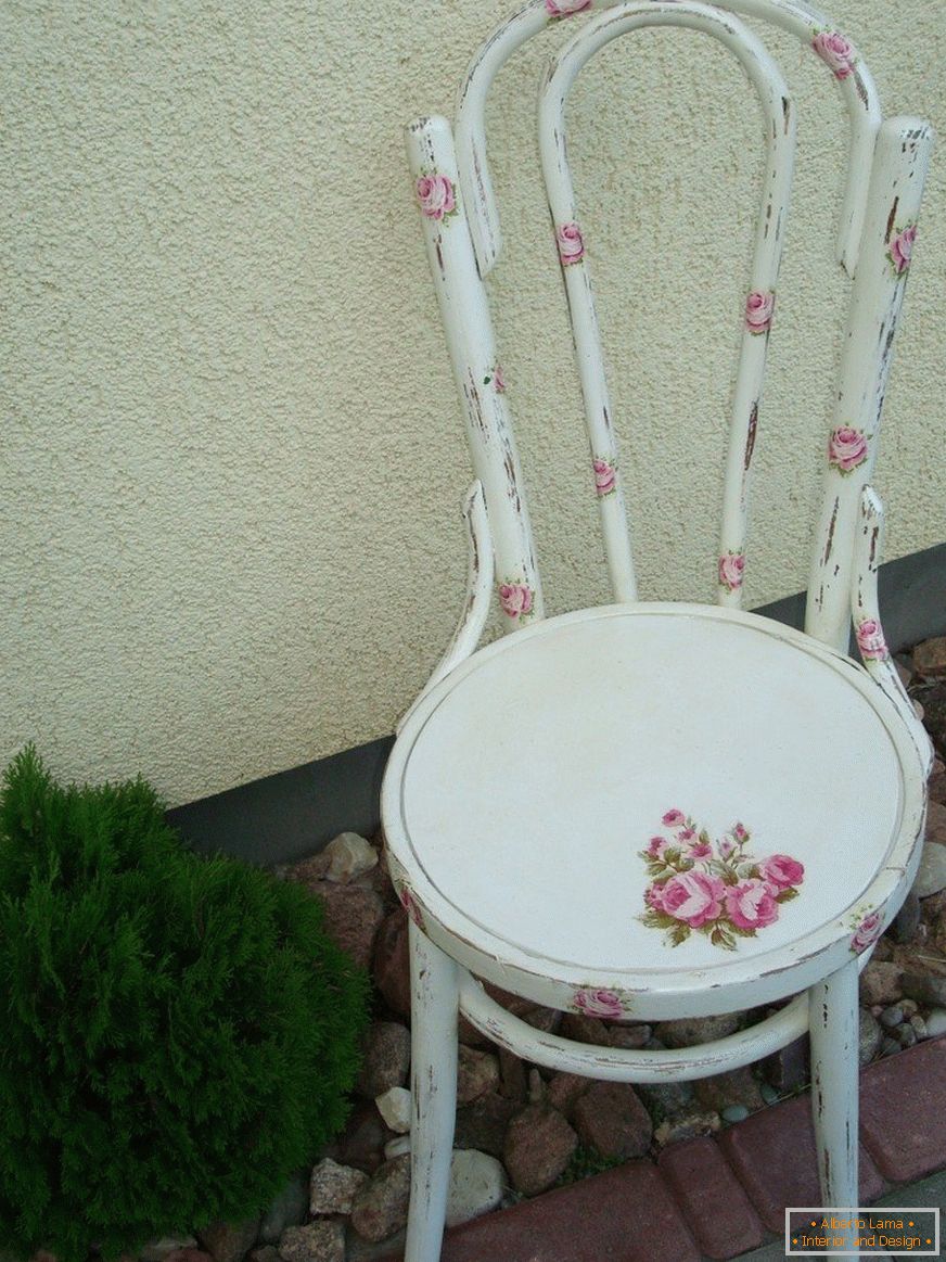Scaunul este decorat în stilul Provence