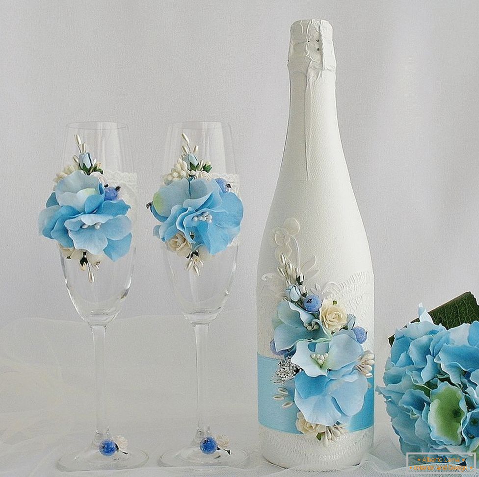 Decorarea ochelarilor de nuntă și a sticlelor cu flori