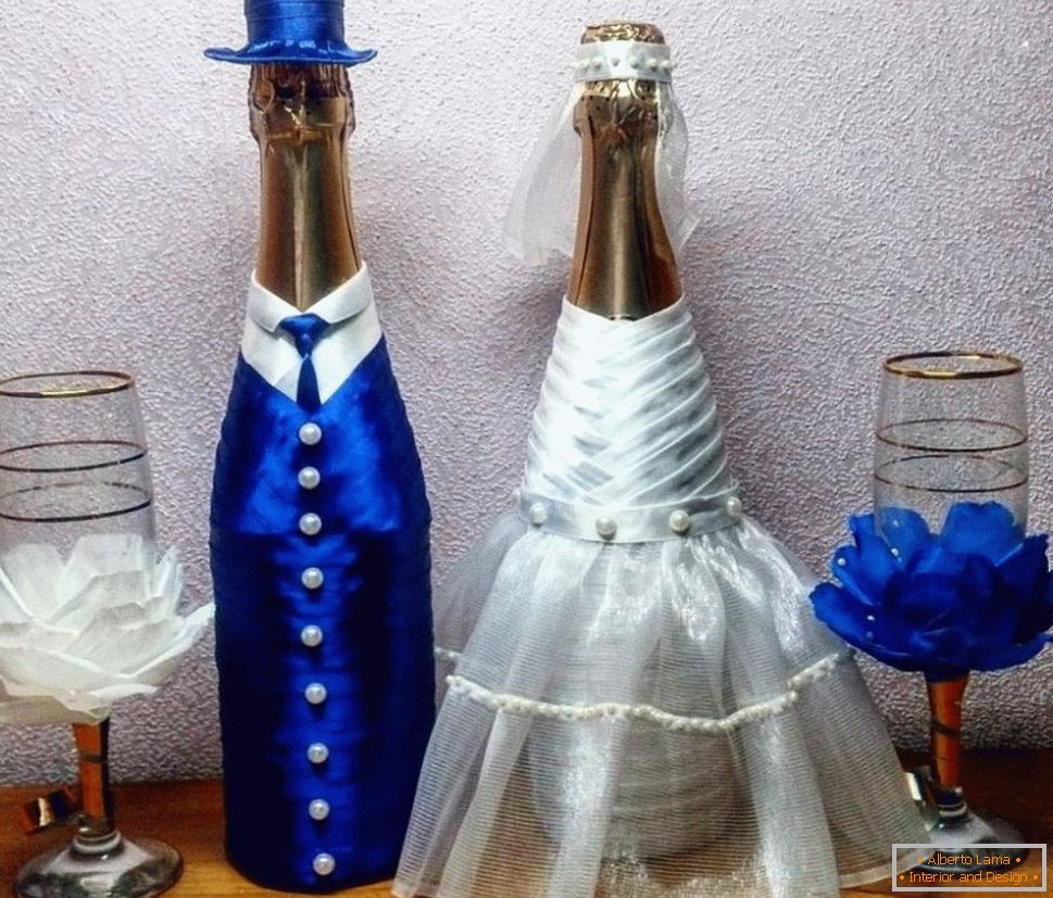 Sticle de nuntă în costumele mirelui și mirelui