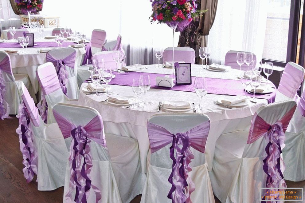 Înregistrarea meselor și scaunelor oaspeților la nuntă