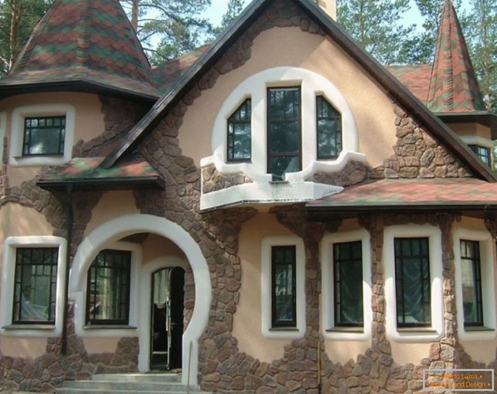 Decorarea fațadei casei cu o piatră decorativă