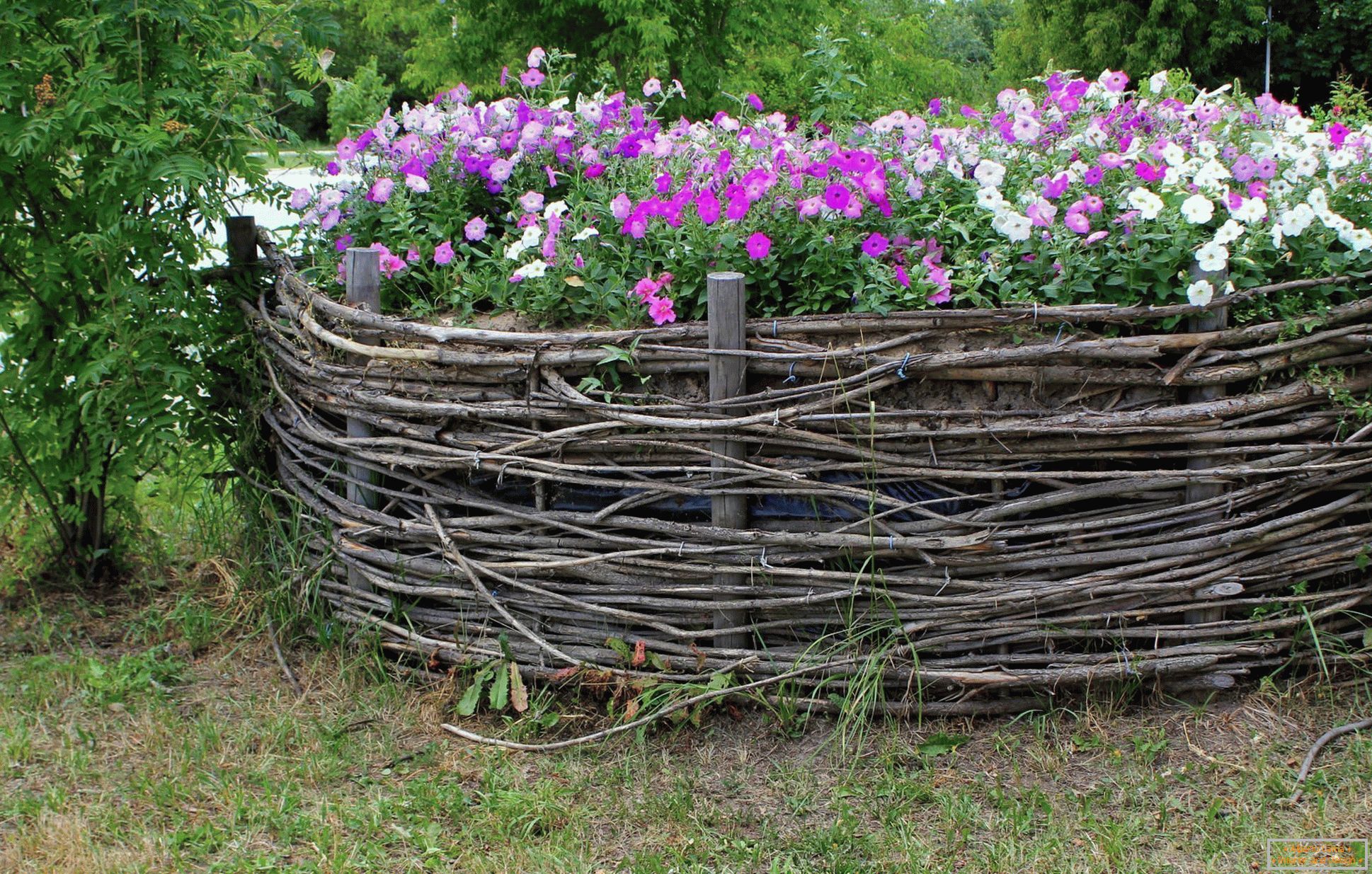 Garduri pentru un pat de flori