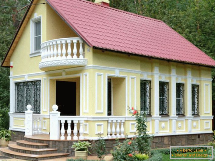 O casă mică în pădure este decorată în același stil. Stucul de fațadă se leagă de stilul de exhaustivitate.