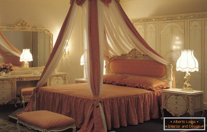 Baldachinul deasupra patului este considerat elementul cel mai neobișnuit al decorului dormitorului.
