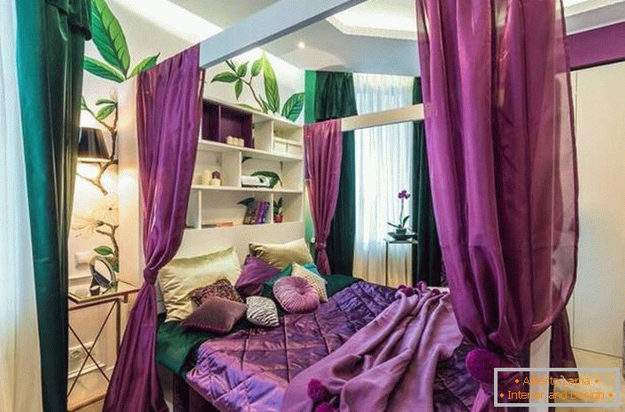 Cu un baldachin peste patul din dormitor, puteți crea o atmosferă mai confortabilă și intimă.