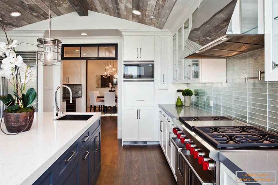 Bucătărie cu un tavan din lemn gri