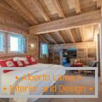 Dormitor cu tavan din lemn