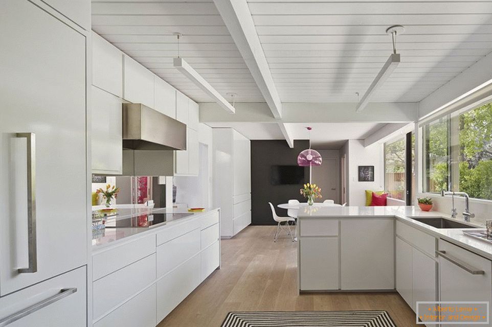 Decor de bucătărie albă cu tavan din lemn