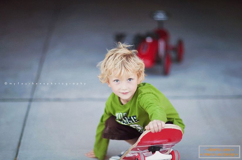 Băieți pe un skateboard