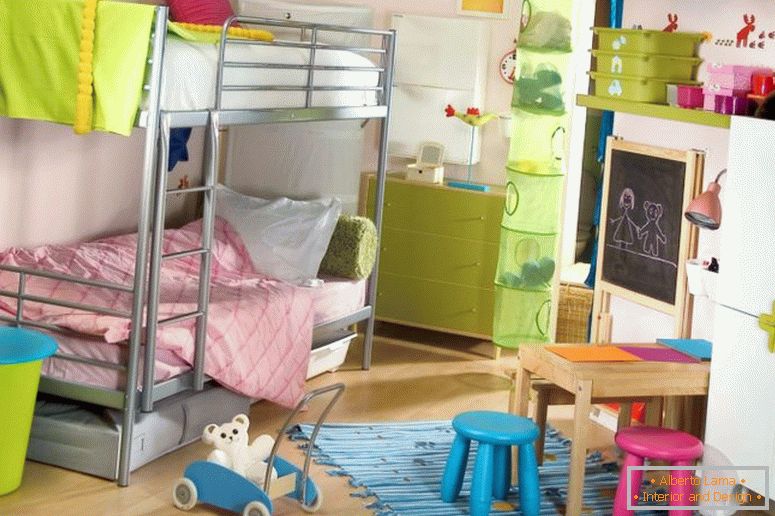 Pătuțurile Photo-3-copii cu paturi supraetajate