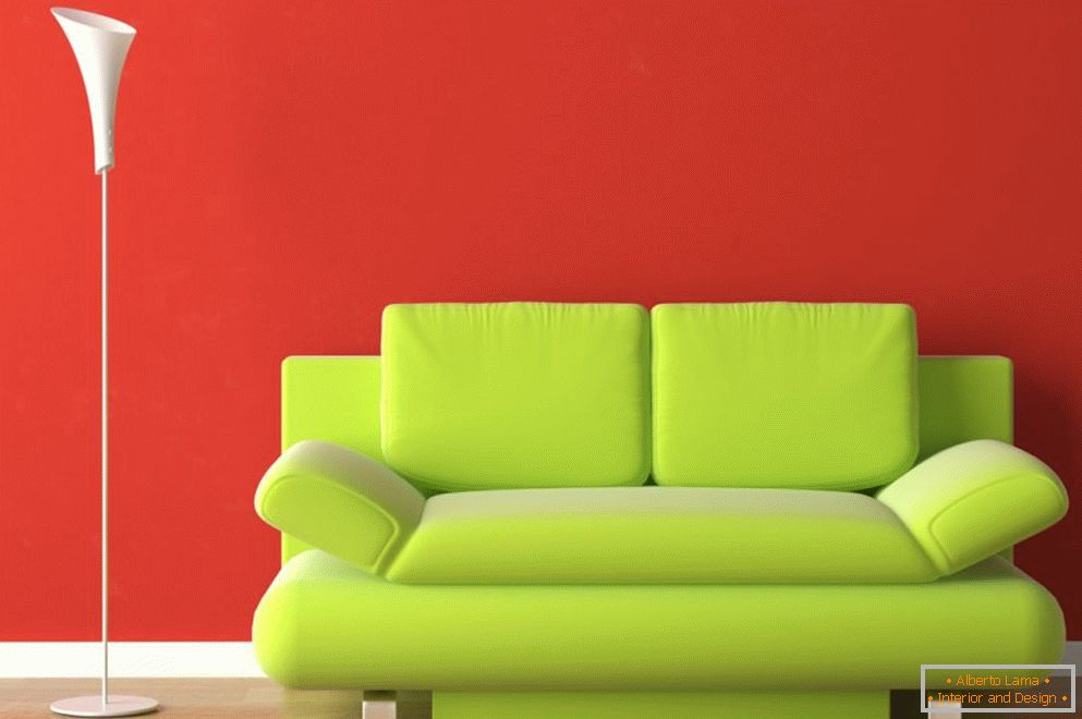 Canapea verde deschisă într-un interior roșu