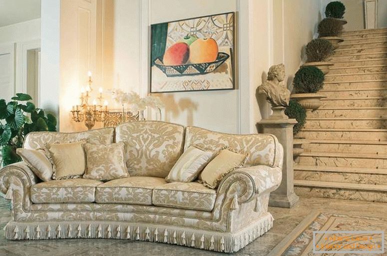 Canapea în stil clasic