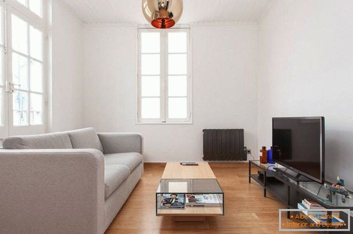 O canapea mică în stil high-tech este de asemenea potrivită pentru decorarea interioară în stilul minimalismului sau art deco.
