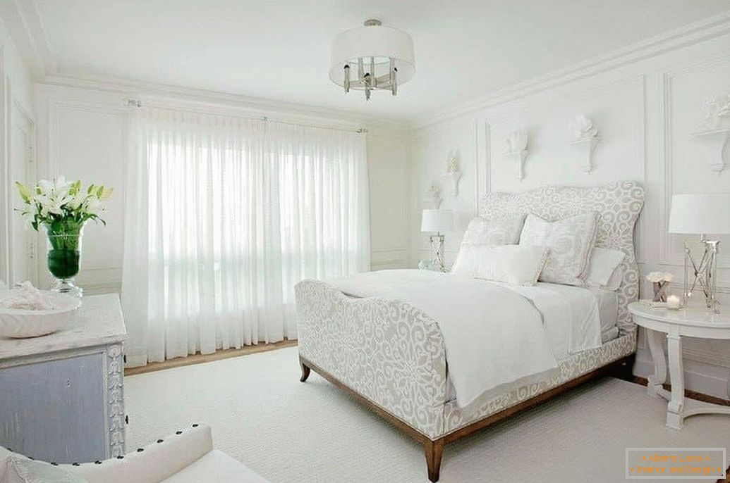 Proiectarea unui dormitor alb într-un stil clasic