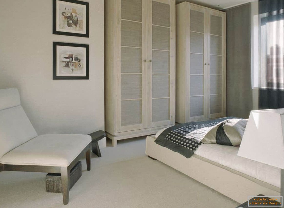 Dormitor clasic alb cu dulapuri confortabile