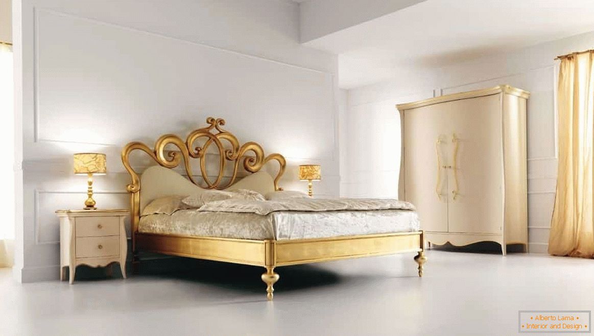 Un dormitor alb spațios, cu design clasic