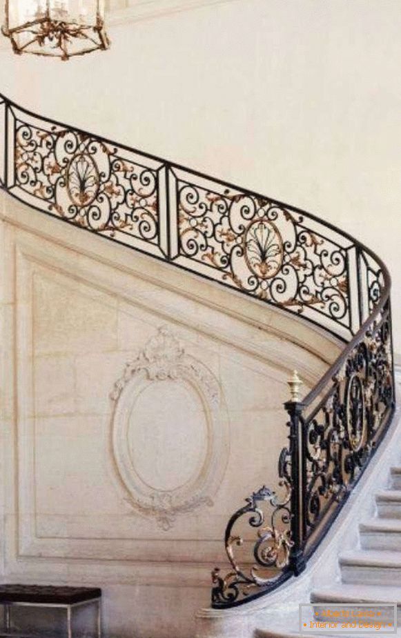 Proiectarea unei scări într-o casă privată, fotografia 1